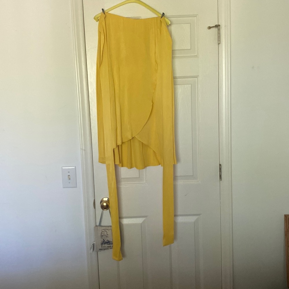 Like new yellow Ann Taylor hi-low polyester skirt.
